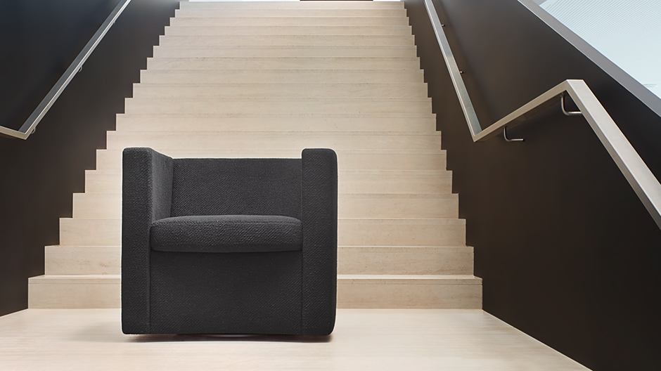 Ein Würfel zum Sitzen: die neue Drehsessel-Serie von contract professionals