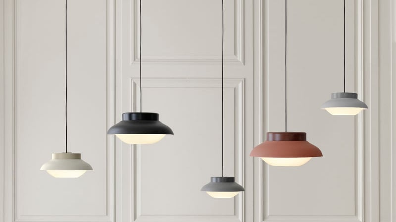 Sebastian Herkners Leuchte für Gubi vereint Materialmix und handwerkliche Perfektion in einem modularen System.