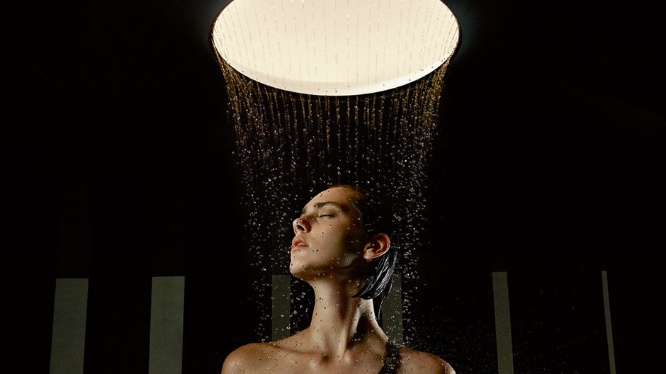 Mit dieser Dusche verbindet Dornbracht ein Lichterlebnis für Körper, Geist und Seele.