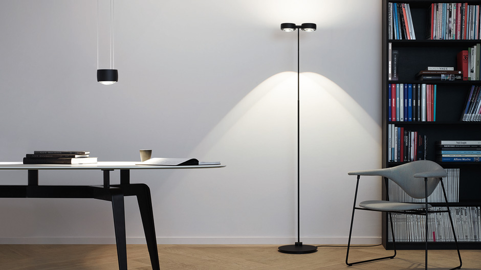 Axel Meise verwandelt mit der drehbaren LED Wandleuchte das Licht in ein Kunstwerk. 