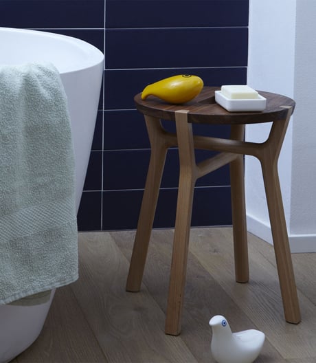 Ein Badezimmer-Hocker vom Gestalterkollektiv internoitaliano.