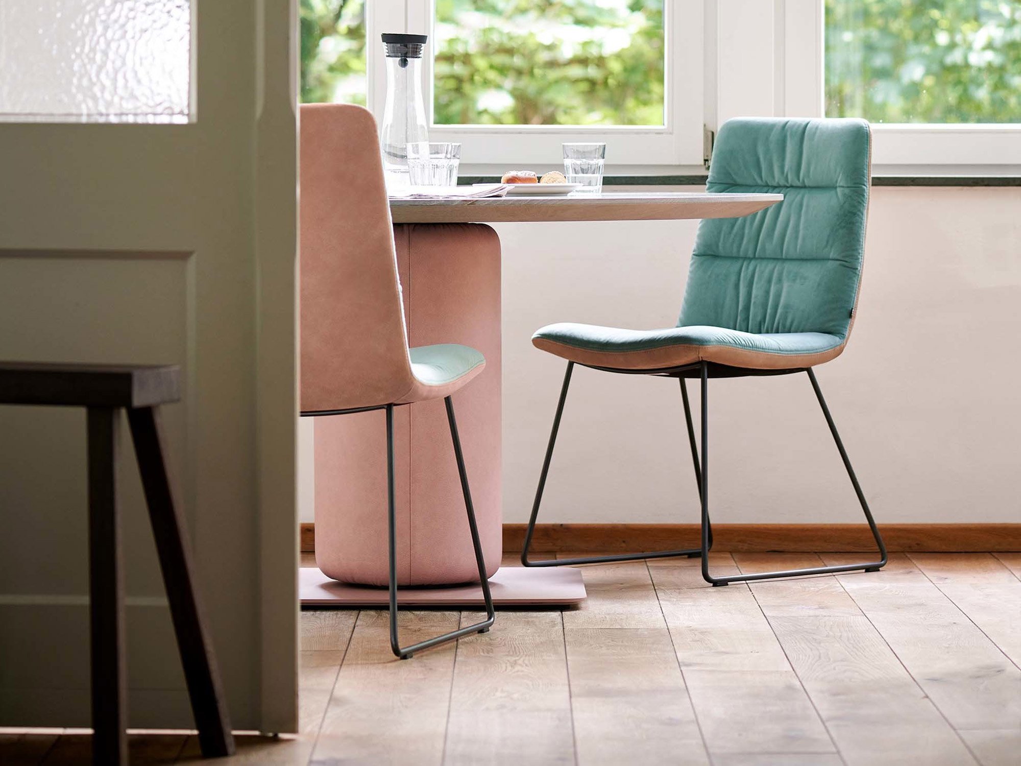 Schlanke Mid-Century-Sitzmöbel von KFF