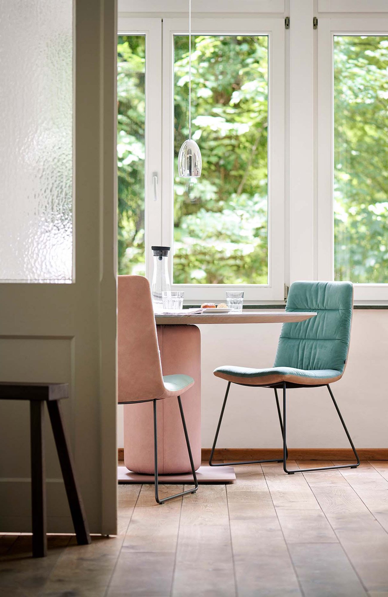 Schlanke Mid-Century-Sitzmöbel von KFF
