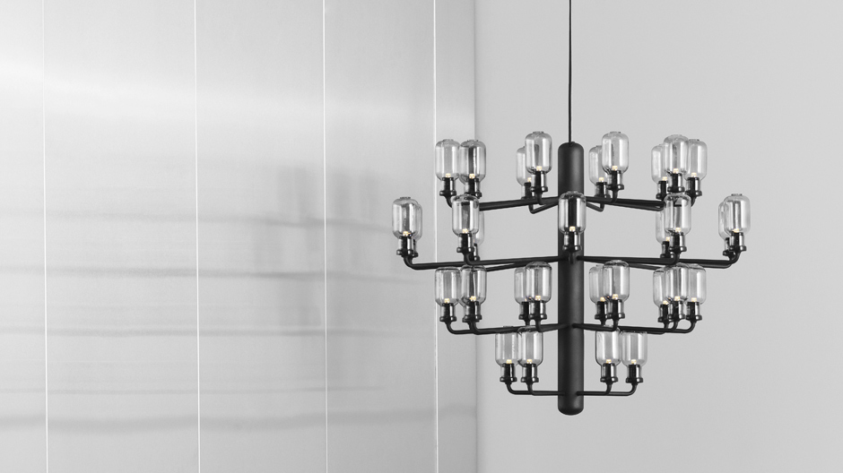 Bei diesem neuen Lüster von Normann Copenhagen thronen Miniaturleuchten auf zierlichen Armen