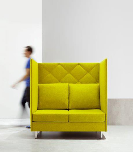 Sofa als konzentrierter Arbeitsplatz: modulare Sitzmöbelserie von Dauphin