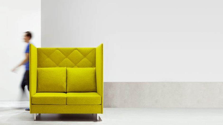 Sofa als konzentrierter Arbeitsplatz: modulare Sitzmöbelserie von Dauphin