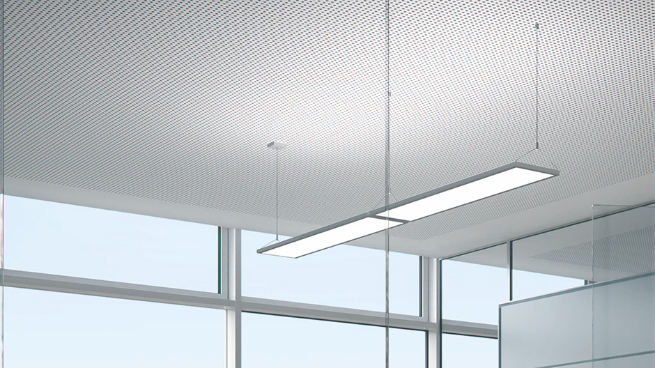 Natürliches Licht am Büroarbeitsplatz: flache LED-Pendelleuchte von Waldmann