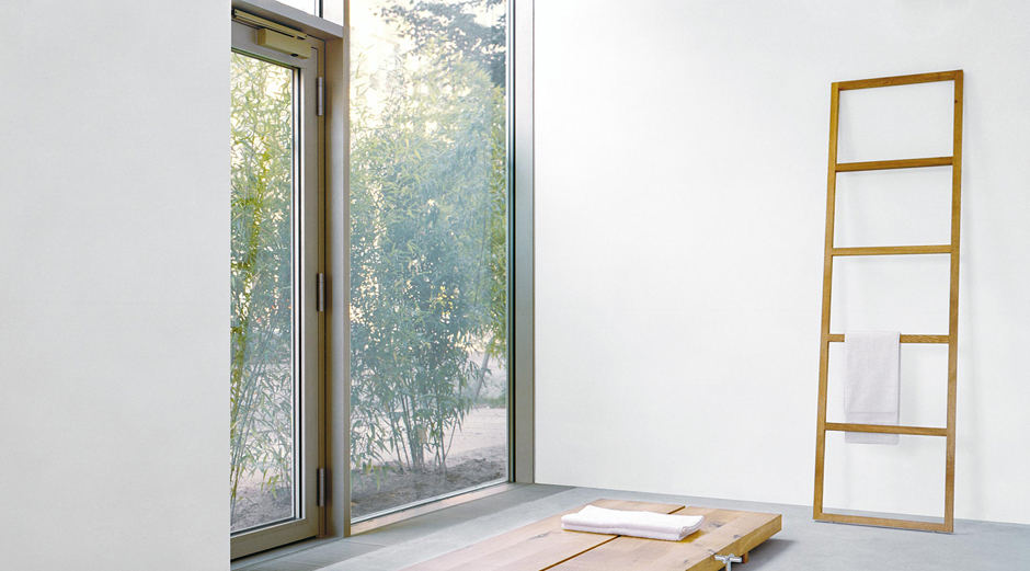 Schöner Sprössling: Der Handtuchhalter von e15 schafft Platz im Badezimmer.