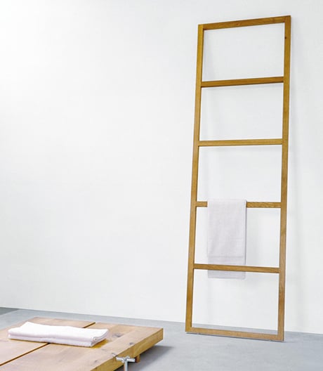 Schöner Sprössling: Der Handtuchhalter von e15 schafft Platz im Badezimmer.