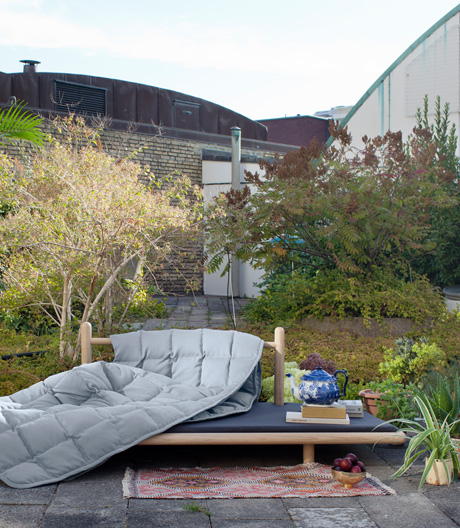 Das wetterfeste Daybed des dänischen Herstellers Skagerak sorgt für Entspannung im Grünen.