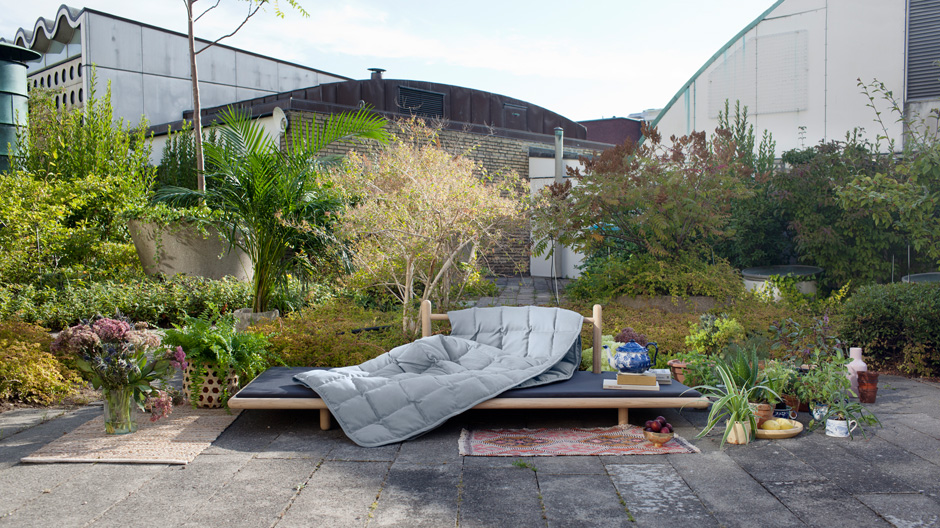 Das wetterfeste Daybed des dänischen Herstellers Skagerak sorgt für Entspannung im Grünen.