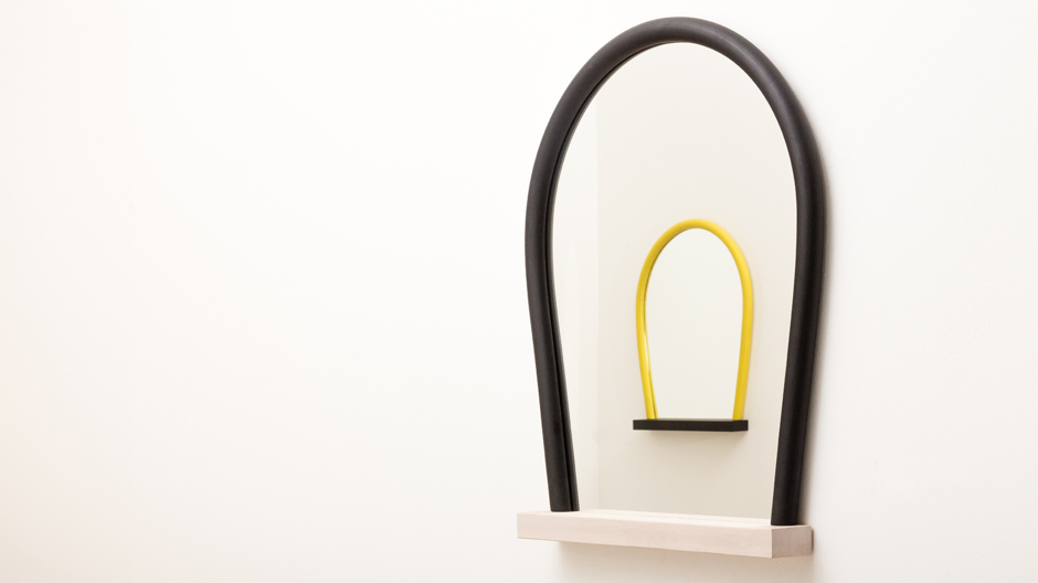 Klassische Form, moderne Ausstrahlung: der neue Spiegel aus der Kollektion Wrong for Hay.