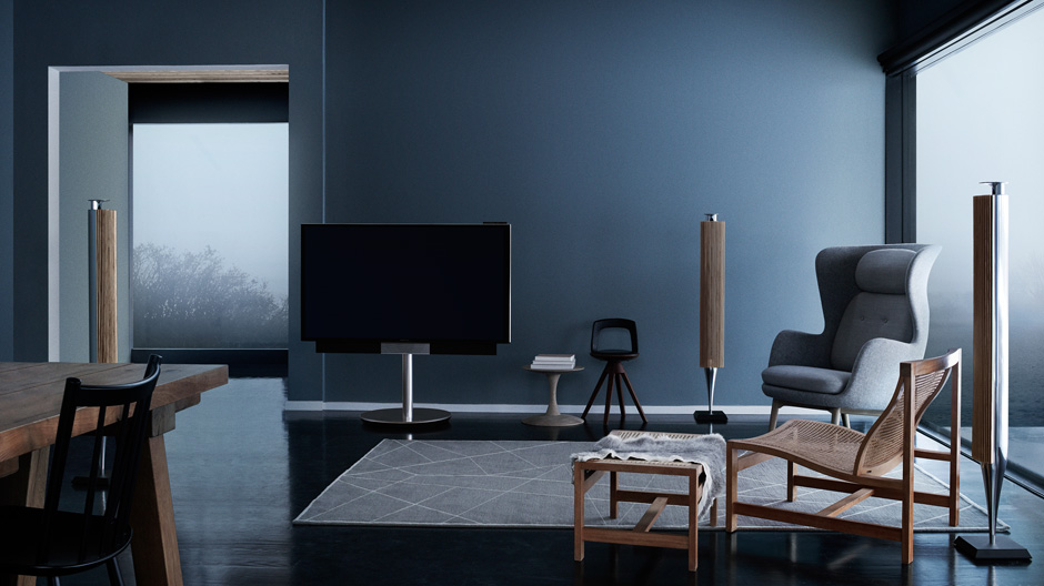 Der neue Multimedia-Fernseher von Bang & Olufsen neigt sich galant seinem Publikum entgegen.