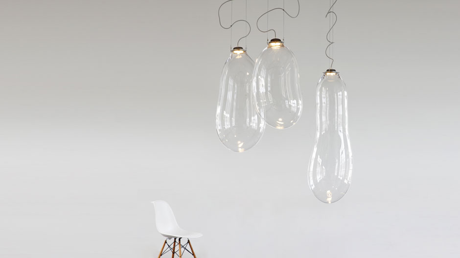 Fragil wie ihr Vorbild schillert die Pendelleuchte von Alex de Witte