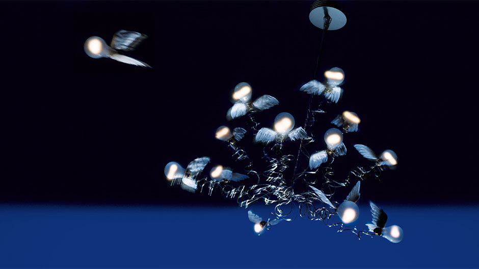 Beflügelt. Glühbirnen im Kronleuchter-Nest