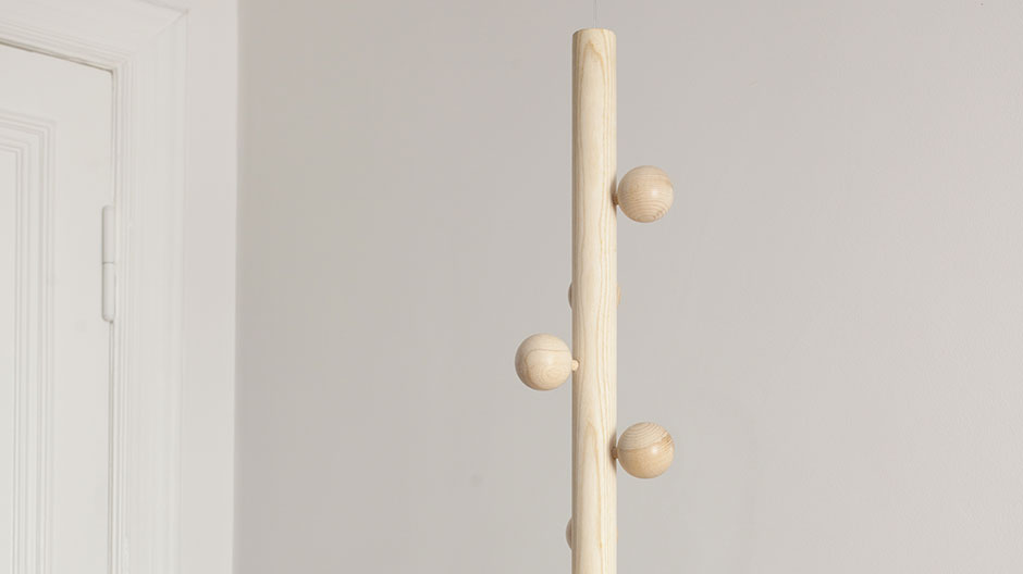 Schwebende Haken: herabhängende Garderobe von Fabian von Ferrari.