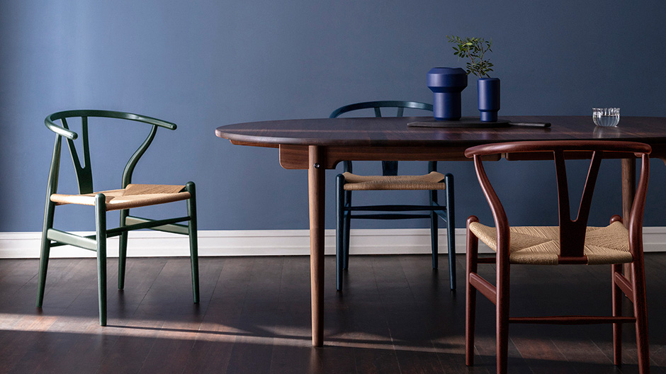 Acht neue und zeitlich limitierte Farben für Hans J. Wegners Stuhlklassiker von Carl Hansen & Søn.