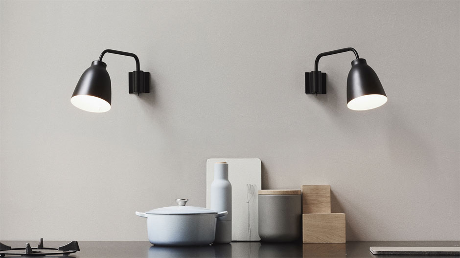 Endlich auch für die Wand: Die Kopenhagener Designerin Cecilie Manz hat ihre beliebte Leuchtenfamilie erweitert.