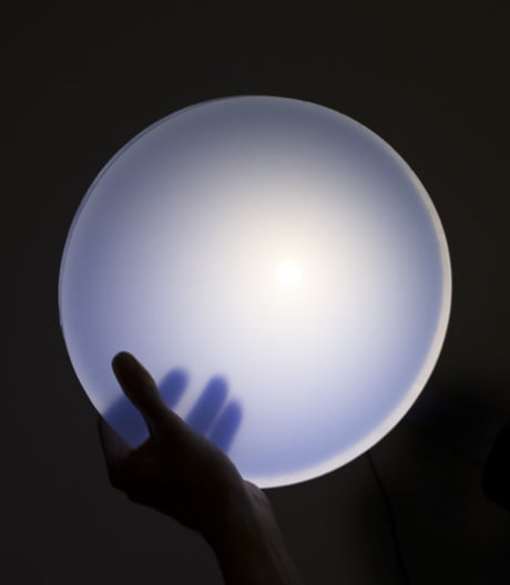 Was passiert, wenn das Sonnenlicht in die Erdatmosphäre tritt, zeigt diese Leuchte.
