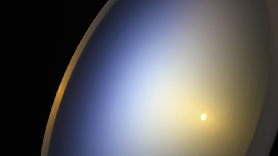 Was passiert, wenn das Sonnenlicht in die Erdatmosphäre tritt, zeigt diese Leuchte.