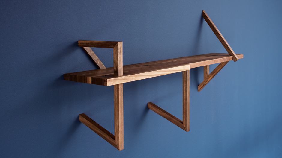 Dynamik an der Wand: skulpturales Holzregal von Taidgh O'Neill 