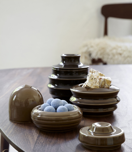 Eine Serie von Aufbewahrungsbehältern, die an Miniaturpagoden erinnern