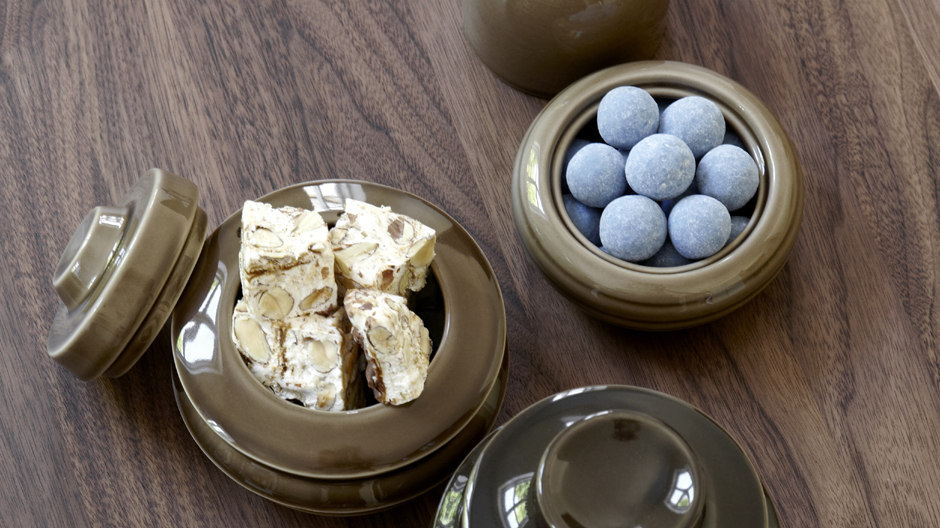 Eine Serie von Aufbewahrungsbehältern, die an Miniaturpagoden erinnern