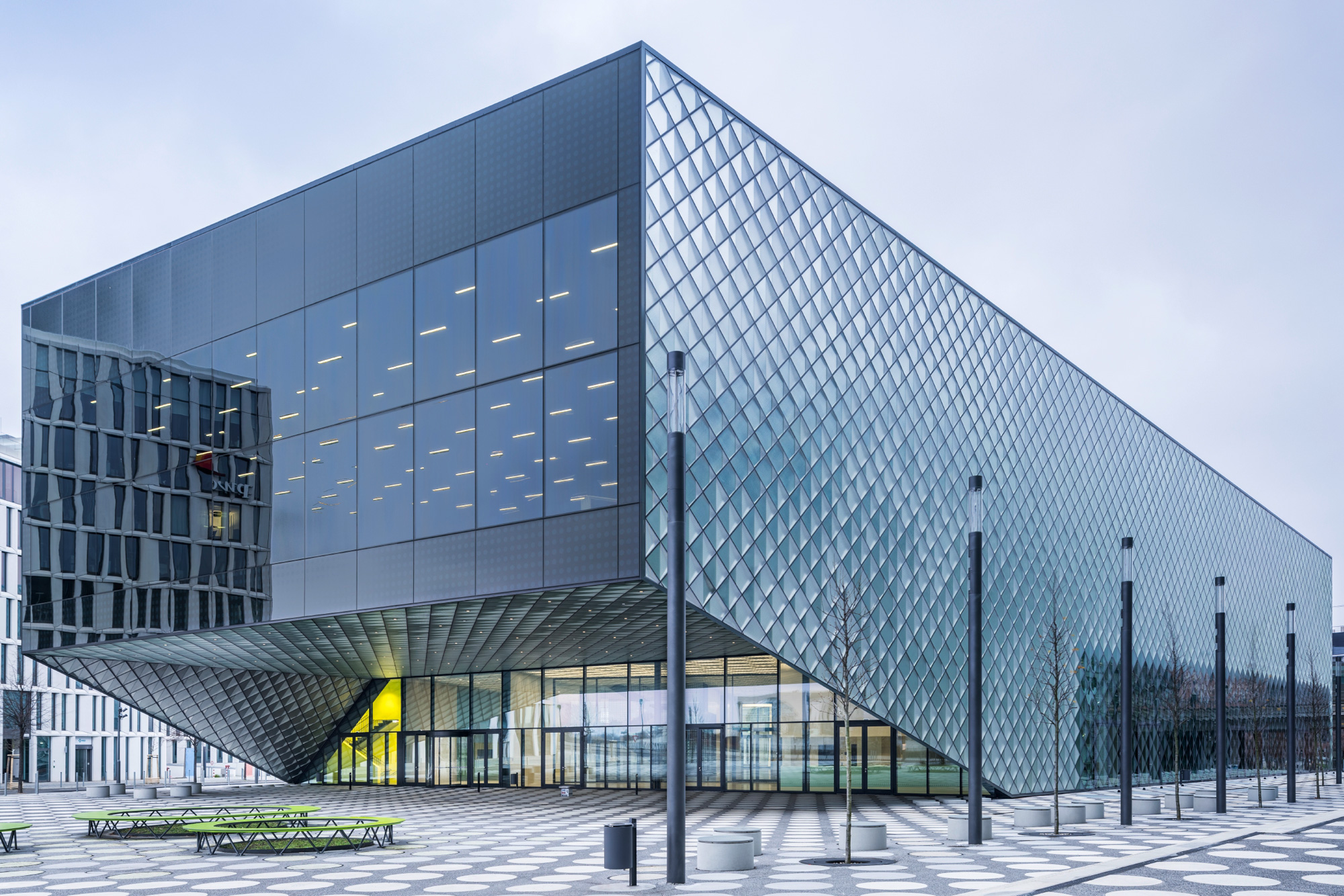 Smarte Stelenleuchte für Außenbereiche von TRILUX