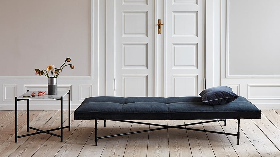 Purismus trifft Haptik: Emil Thorup hat ein edles Bett zum Tagträumen entworfen