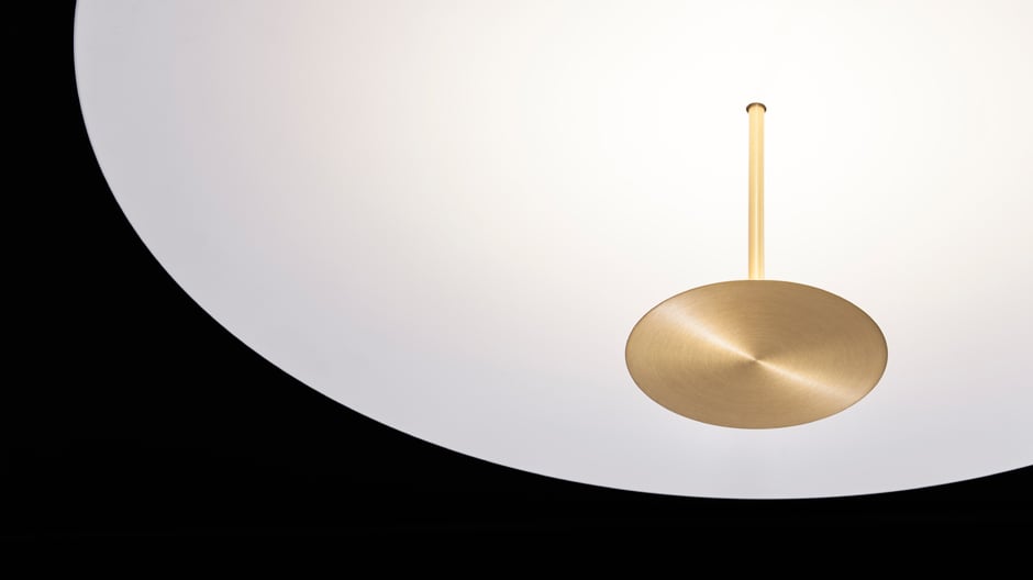 Schwebende Scheibe: die Pendelleuchte von Foster + Partners für Lumina.