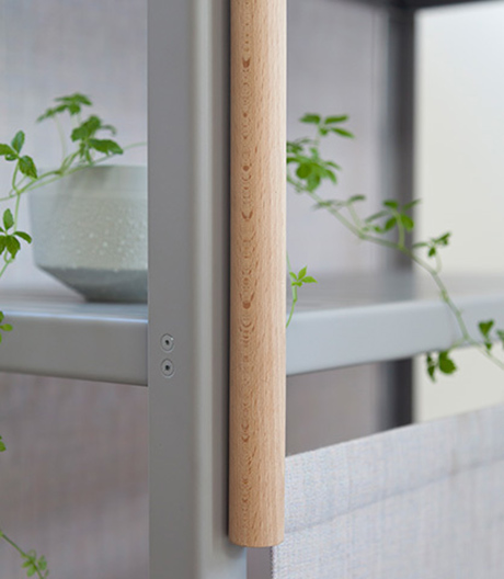 Evolution eines Lagerklassikers: Mithilfe von Stoffbahnen und geschlitzten Böden macht Puck Dieben Metallregale wohnlich