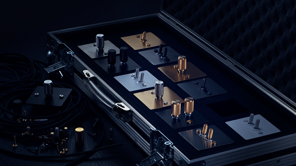 Solide Materialien und Diamantschliff: Diese Schalter aus Messing, Stahl und Bronze will man einfach anfassen.