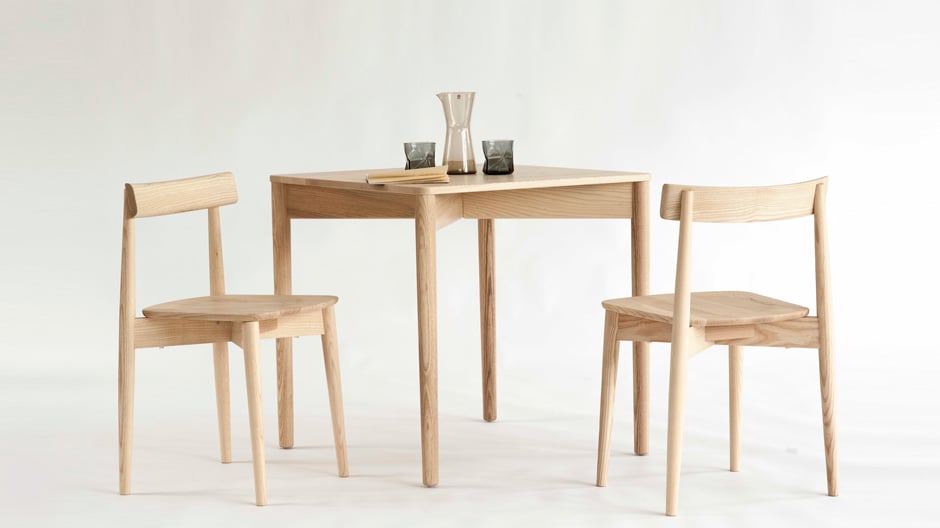 Platzsparer aus Massivholz: Stühle, Tische und Barhocker von Ercol