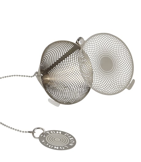 In voller Blüte: metallenes Teesieb von Tom Dixon.