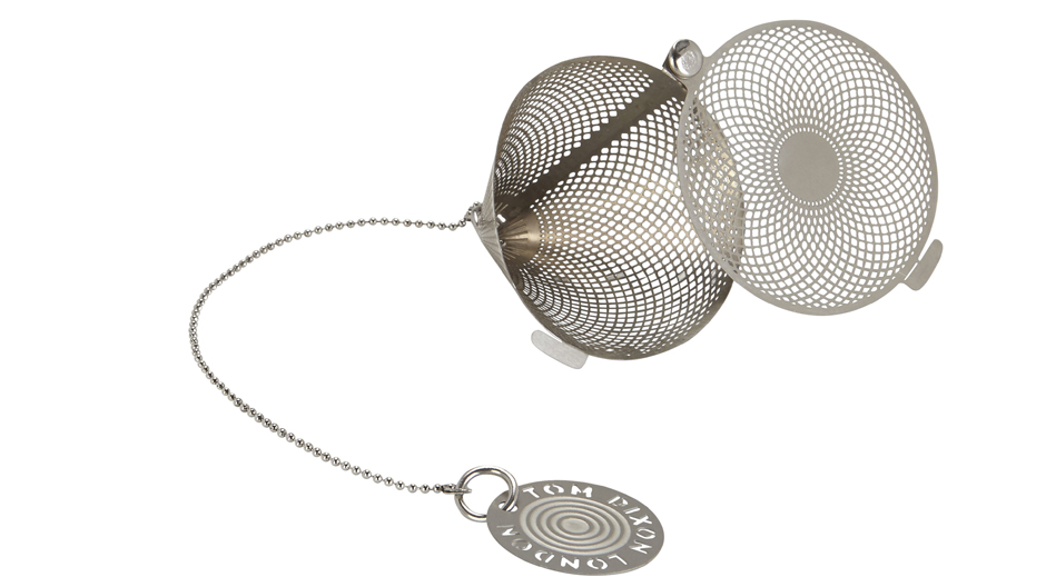 In voller Blüte: metallenes Teesieb von Tom Dixon.