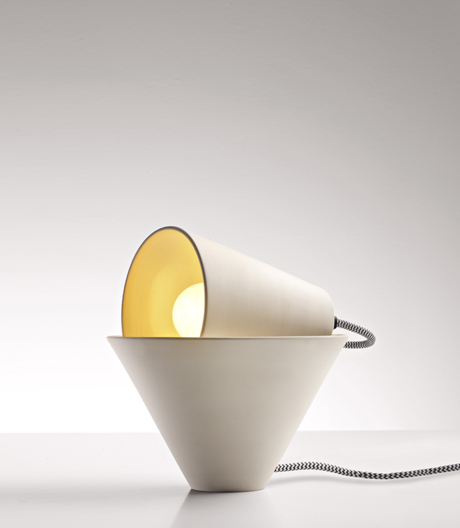 Die Leuchte von Federica Bubani sieht simpel aus, kann aber mit ihrem Nutzer interagieren.