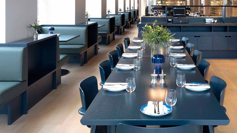 Exklusives Highlight: eine maßgeschneiderte Leuchte von Barber Osgerby für das Restaurant des Londoner Design Museum