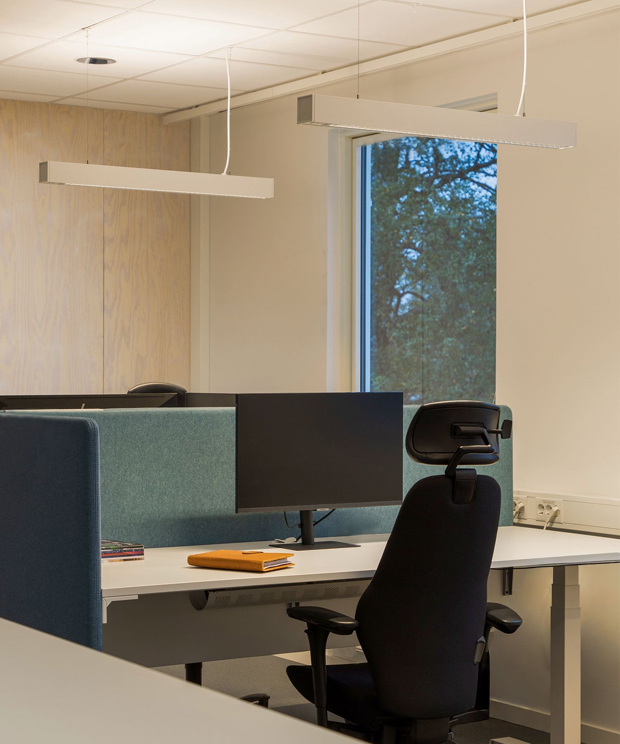 Pendelleuchte aus recyceltem Karton für nachhaltige Arbeitswelten