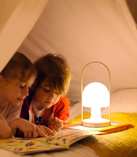 Kompakt, wiederaufladbar und tragbar: eine kleine Leuchte im Handtaschenformat von Marset