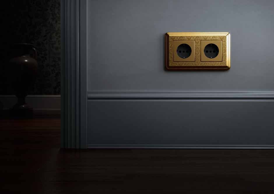 Gira bietet Lichtschalter in Gold, Silber und Bronze