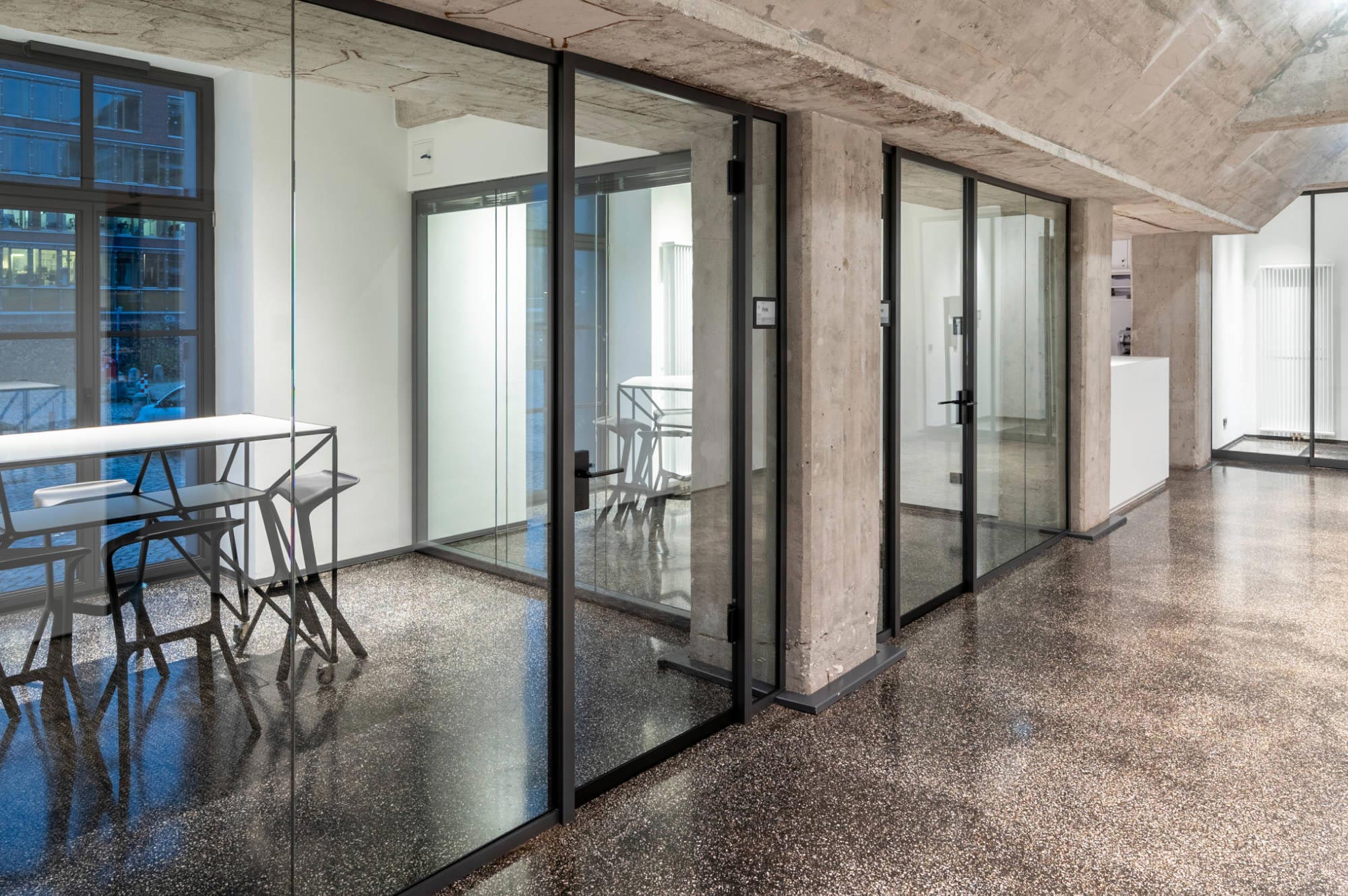 Rahmenlose Glas-Systemtrennwand von Goldbach Kirchner