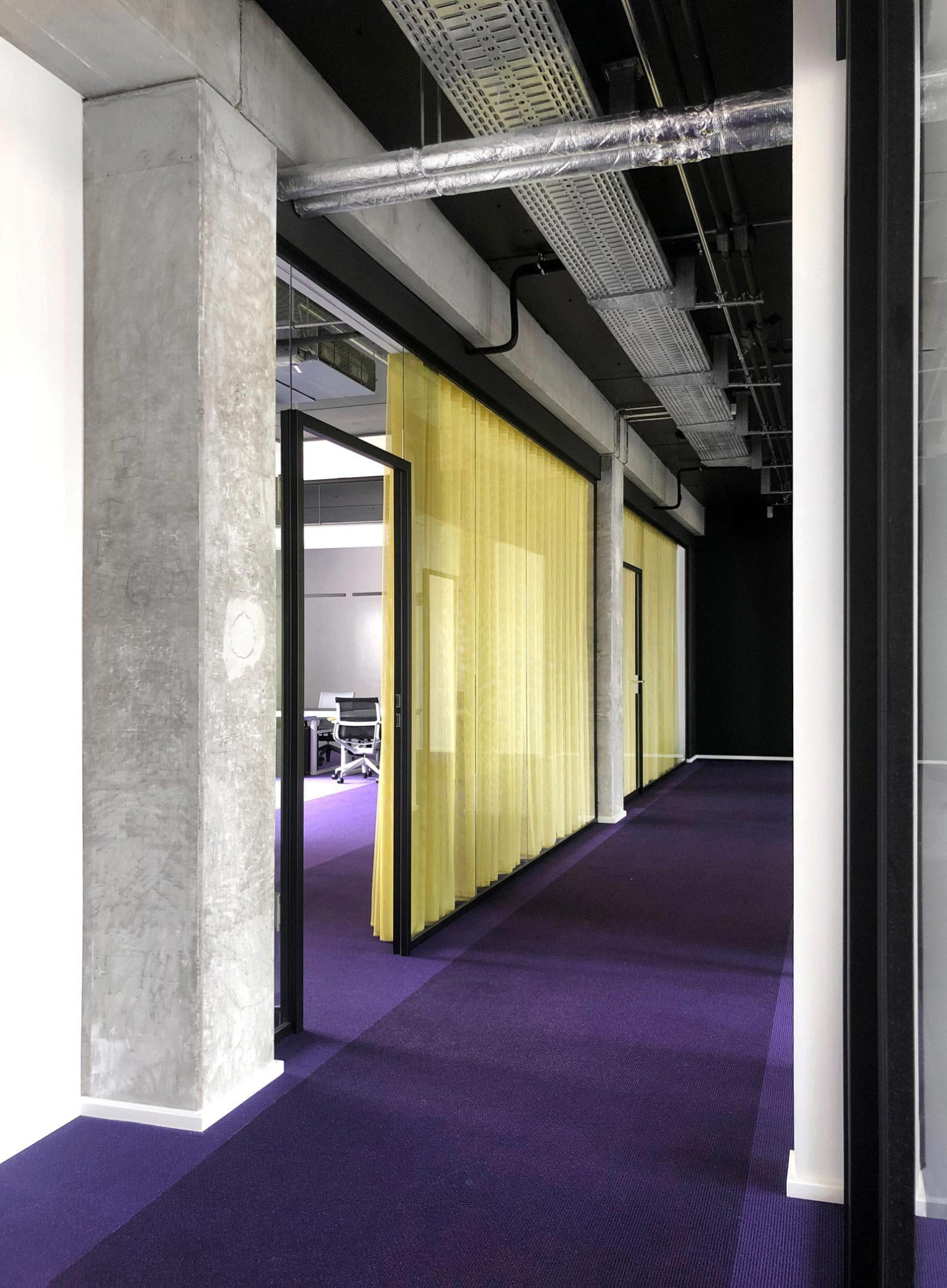 Rahmenlose Glas-Systemtrennwand von Goldbach Kirchner