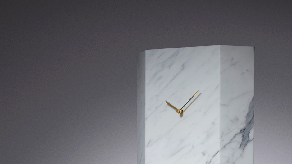 Lee Brooms Jubiläumsuhr ist ein Anachronismus aus Carrara-Marmor