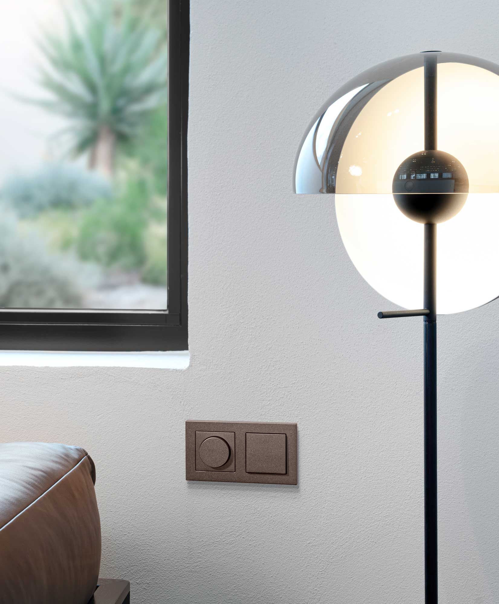 Lichtsteuerung für klassische und smarte Systeme von JUNG