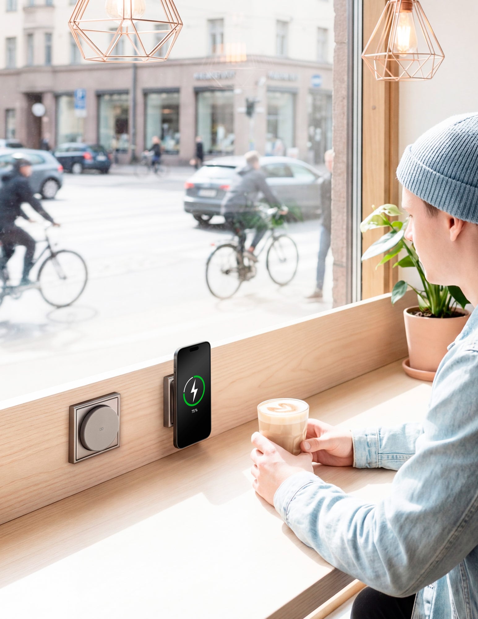 Magnetisches Qi2-Ladegerät im Schalterdesign von JUNG