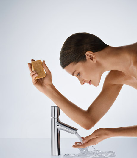 Wasser auf Knopfdruck: Zur ISH 2015 hat Axor die erste Waschtischarmatur mit Select-Technologie vorgestellt.