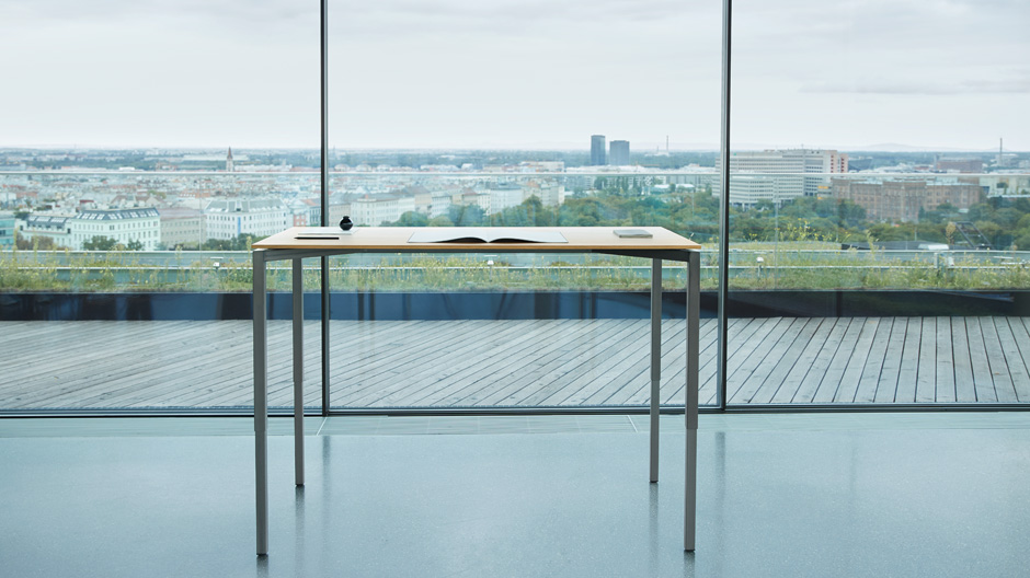 Gleitet elegant in die Höhe und das ganz ohne Strom: Der neue Tisch im Programm des Herstellers planmöbel