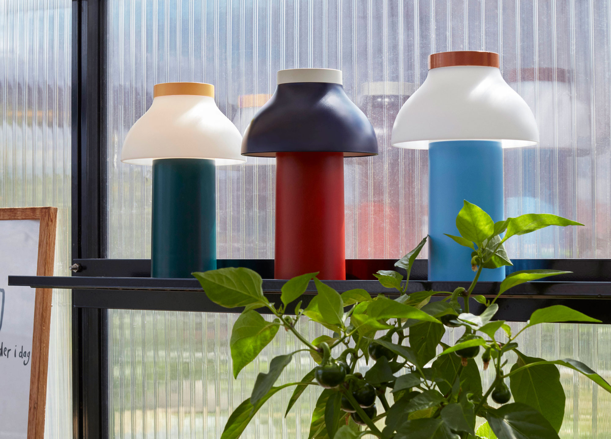 Pierre Charpins Leuchte zum Mitnehmen für Hay in neuen Farben