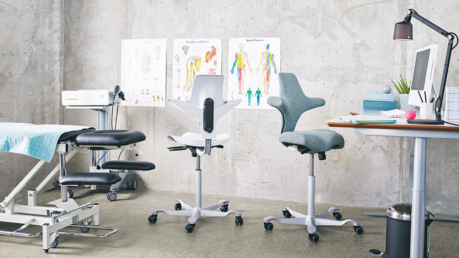 Der Bürostuhl von Flokk ist ein Tausendsassa: Vorwärts, seitlich oder rücklings kann man auf ihm sitzen—oder unterstützt stehen