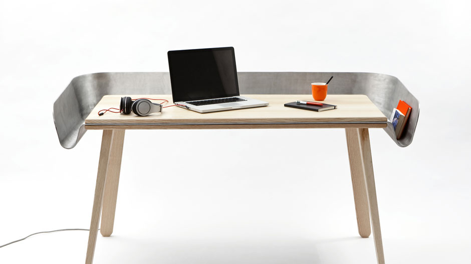 Ein Arbeitstisch, der Wohn- und Arbeitswelt miteinander verknüpft
